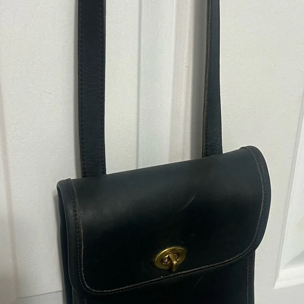 Vintage Coach Black Leather Crossbody with Gold Turnlock - Picture 3 of 9